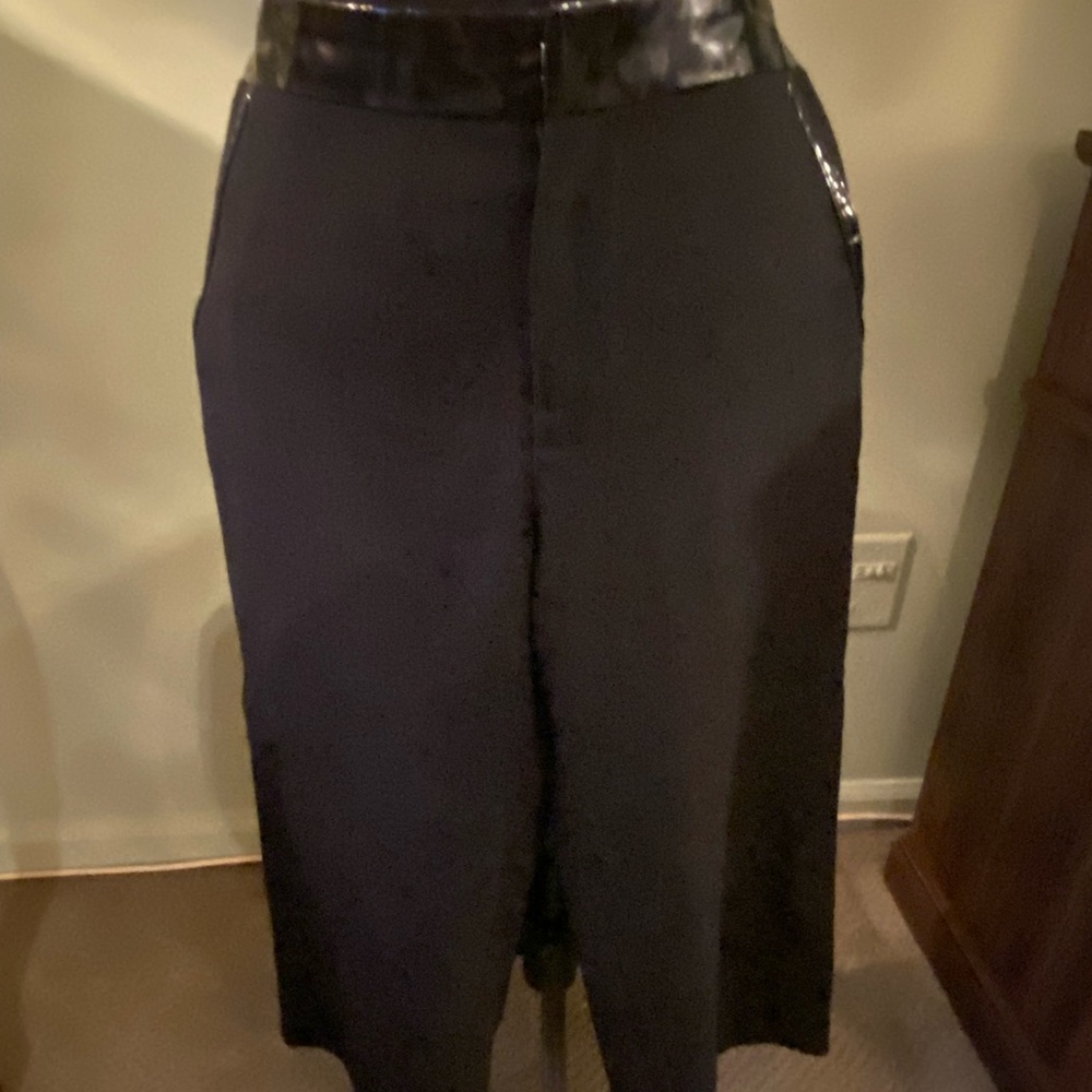 MARC JACOBS black crop leg pants with shiny pleather detailing. Size 6.